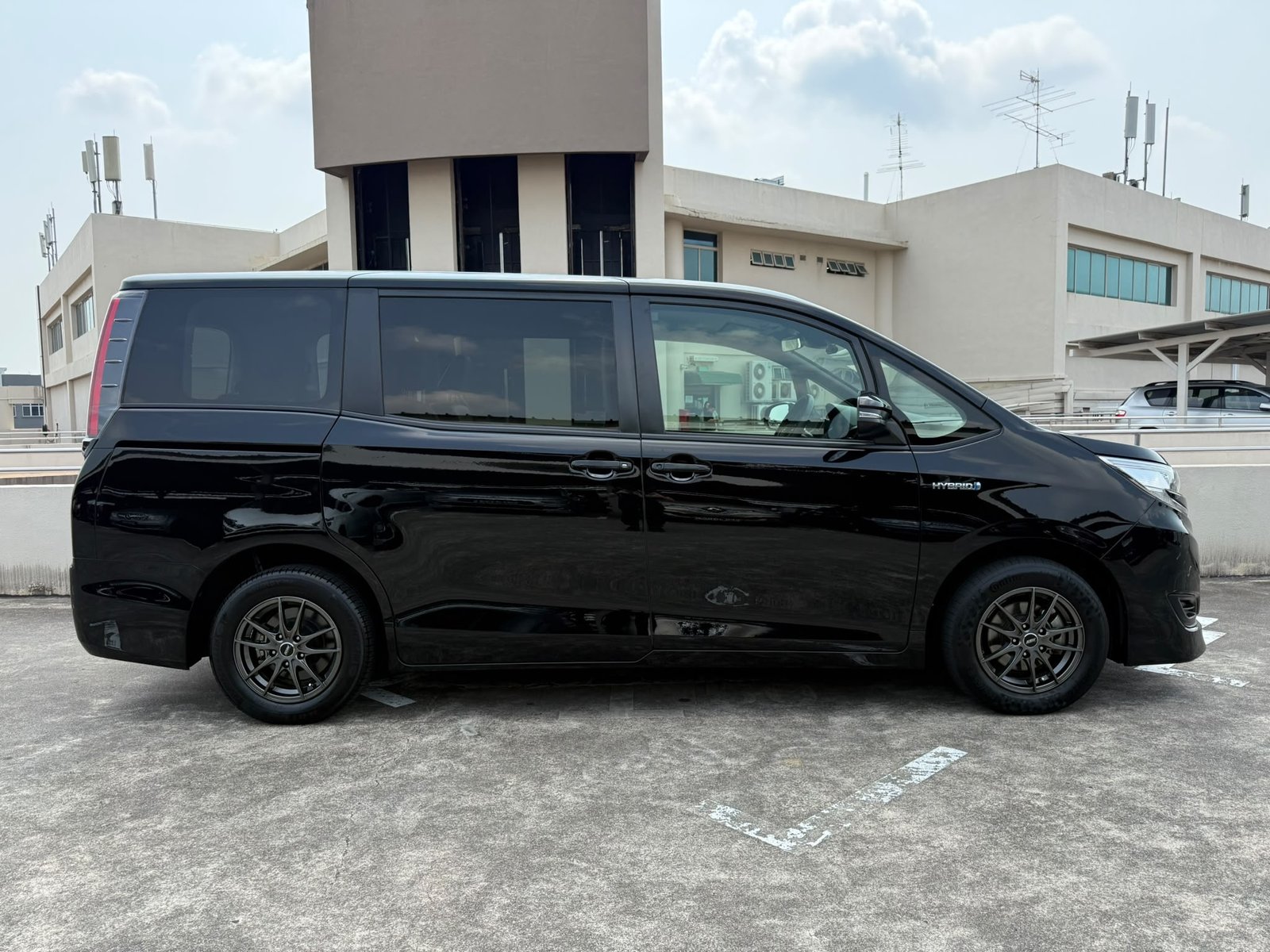 Toyota Noah Hybrid 1.8 X photo 4